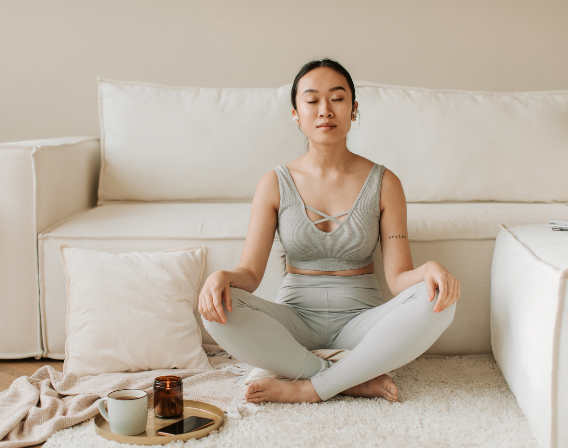 mulher oriental meditando para controlar a ansiedade