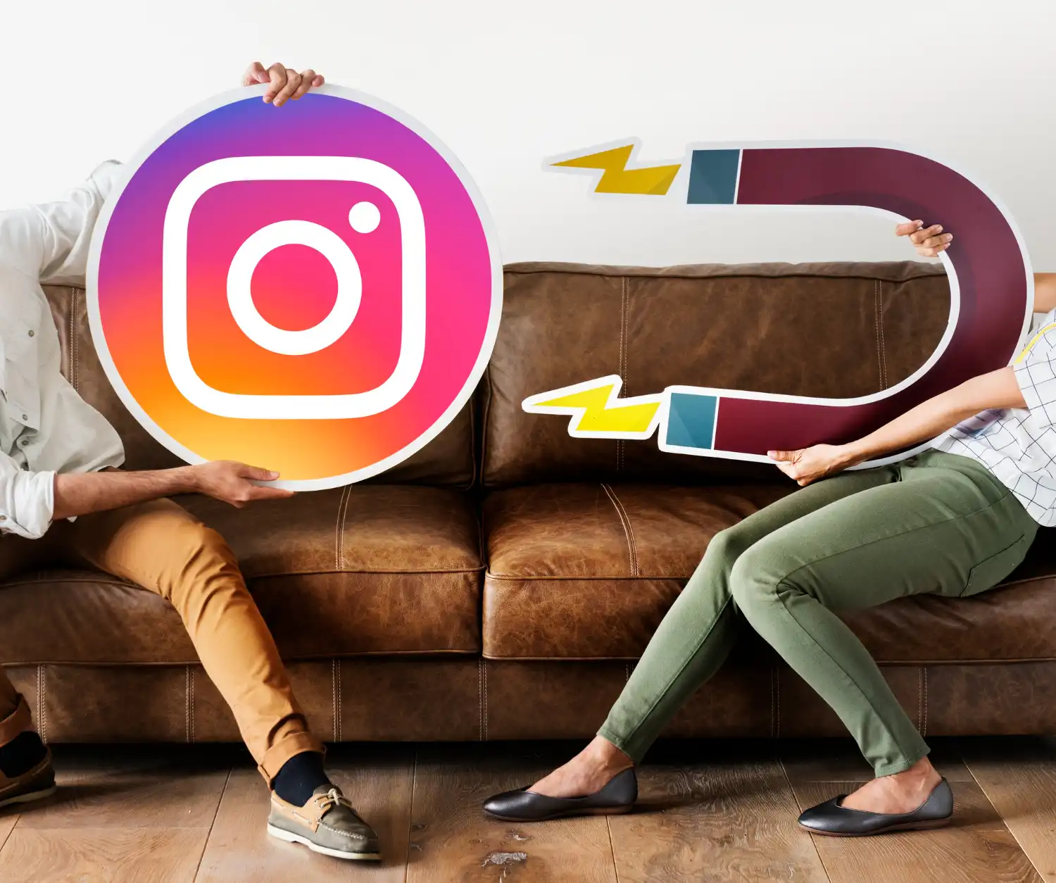 Imagem ilustrativa mostrando duas pessoas segurando símbolos do Instagram e de um imã, representando estratégias para crescer no Instagram organicamente em 2026.