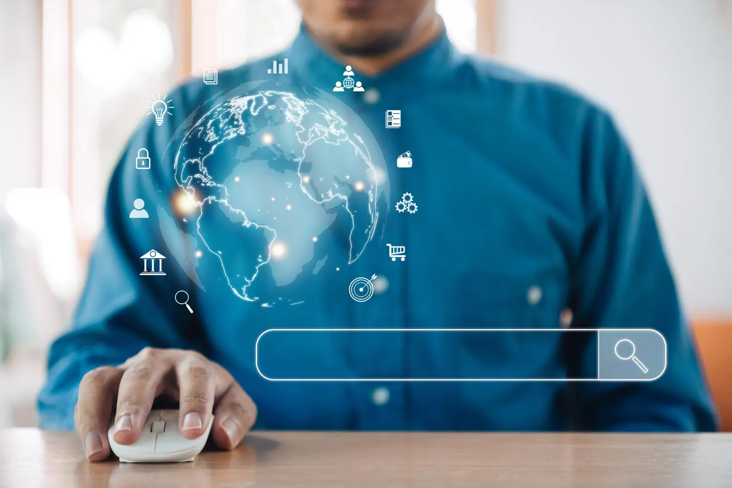 Profissional usando mouse em escritório enquanto aparece um globo digital com ícones de SEO e tecnologia de IA, sugerindo GEO: O Que é e como preparar sua marca para os buscadores com IA