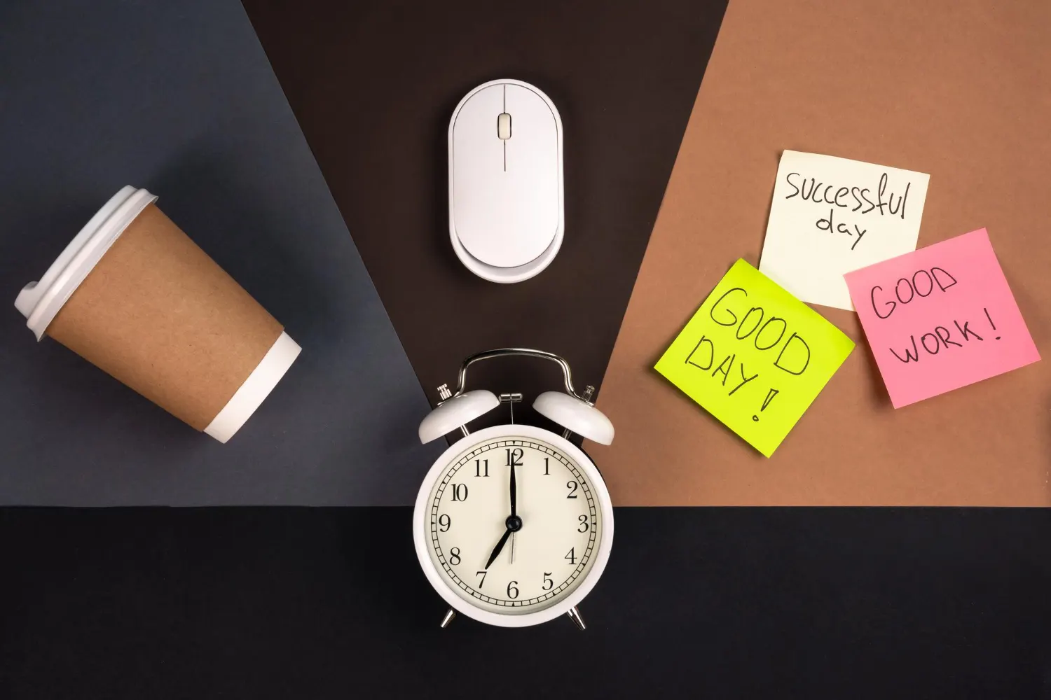 Produtividade no Dia a Dia: Dicas Simples para Ganhar Tempo com uma mesa de trabalho mostrando mouse e teclado, despertador analógico e post-its coloridos com lembretes de metas e tarefas do dia.